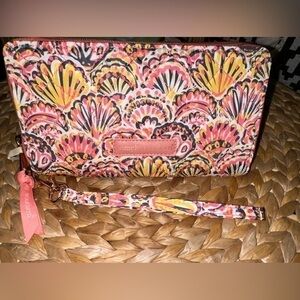 NWT Simply Southern Quilted Phone Wallet in Shell Pattern